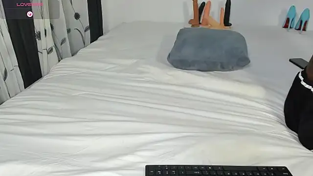 CREAMY_BUBBLEGUM live sex cam