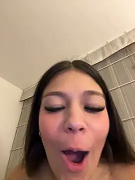 Alyshanon18's cam snapshot