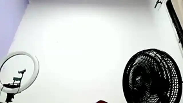 PetiteIvoryQueen19 live sex cam