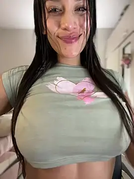 Emmily_19 live sex cam