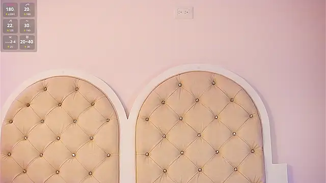 caroline_adams_'s cam snapshot