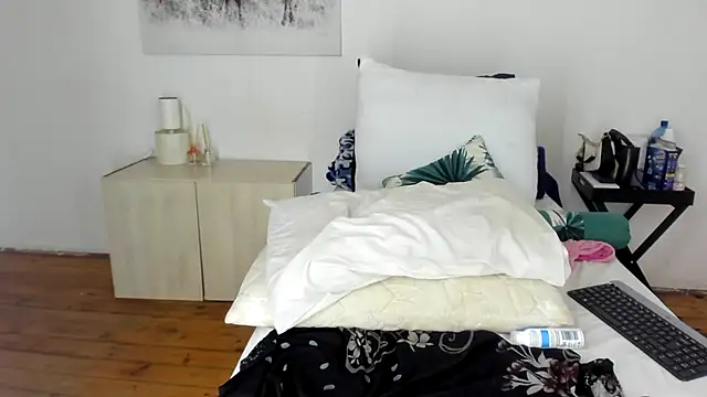 ConnieSmall24 live sex cam