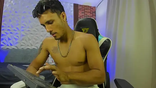 The_twinks_'s cam snapshot