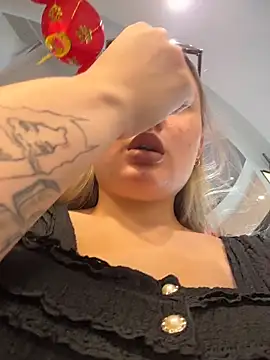 VineraSweet live sex cam