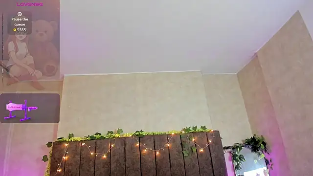 LanaMills_'s cam snapshot