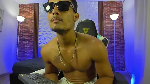 The_twinks_'s cam snapshot