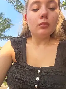 VineraSweet live sex cam