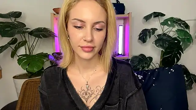 FruitedRiding live sex cam