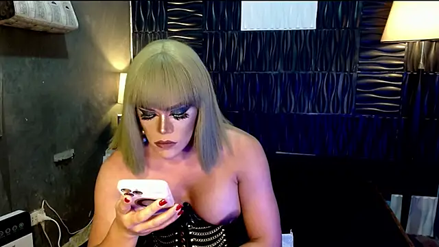 UrtopshemalegoddessAliyah live sex cam