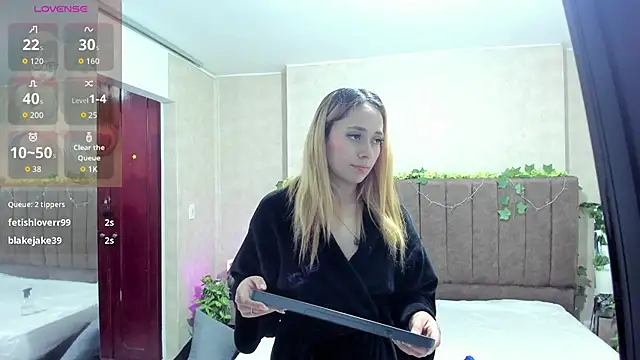 LanaMills_'s cam snapshot