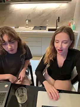 Nura_n_Sarah live sex cam