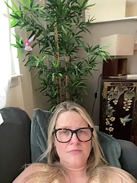 SuzieSub live sex cam