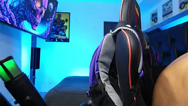 logan_hugh8's cam snapshot