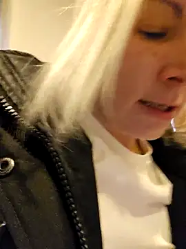 Sunny-Sin live sex cam