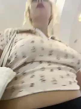 RonnieKiss live sex cam