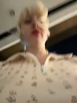 RonnieKiss live sex cam