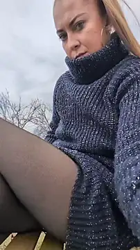 Risky_julia2330's cam snapshot