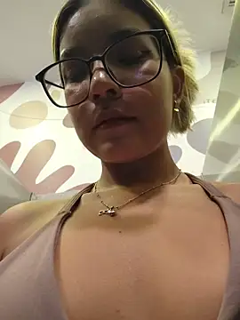 Pretty_roxxyy live sex cam