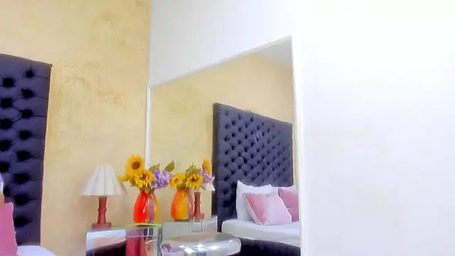 NahomiWhitel live sex cam