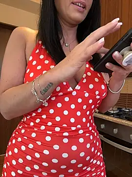 Hotmomcheckk_ live sex cam