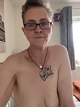 Curvy-Jinx live sex cam