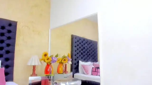 NahomiWhitel live sex cam