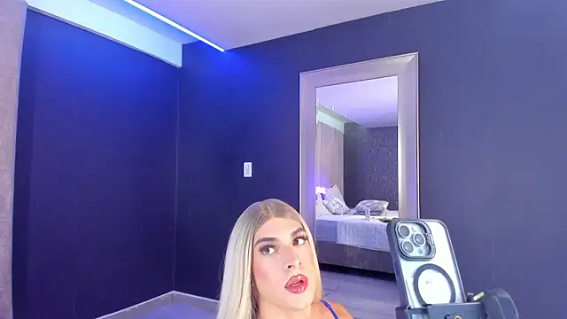 MaxiRogers live sex cam