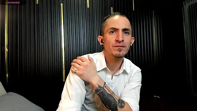 KarloStrom live sex cam