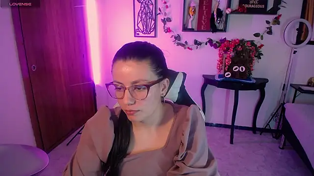 QueenRose94's cam snapshot