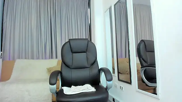 Mia_Naive's cam snapshot