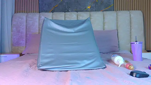 mia_scot's cam snapshot