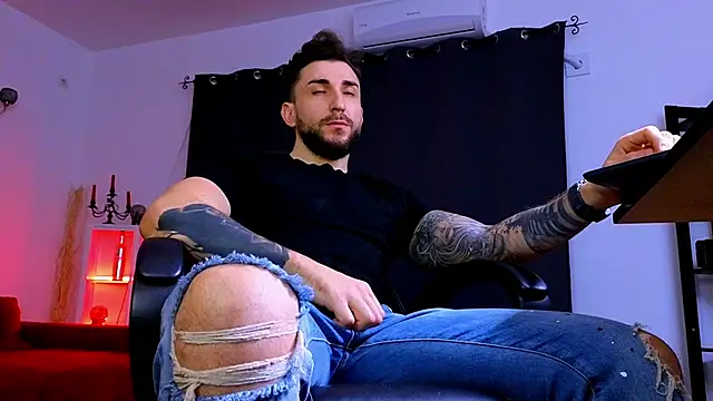 MightyAaron66 live sex cam