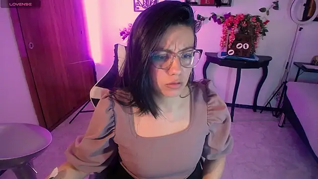 QueenRose94's cam snapshot