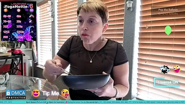 YogaHottie76's cam snapshot