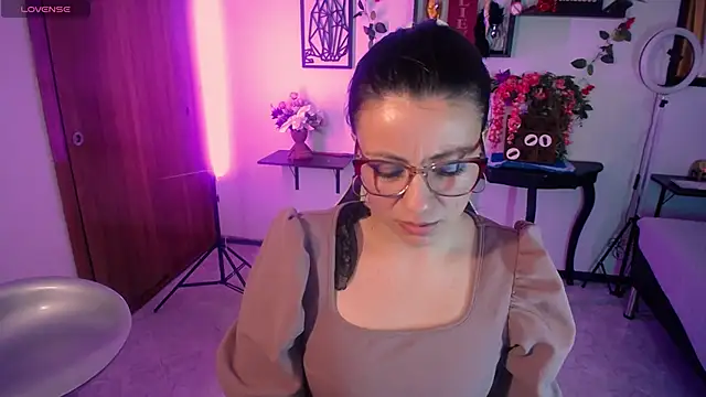 QueenRose94's cam snapshot