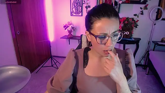 QueenRose94's cam snapshot