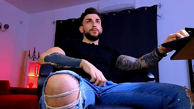 MightyAaron66 live sex cam