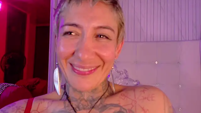 Everlyn_sexx's cam snapshot