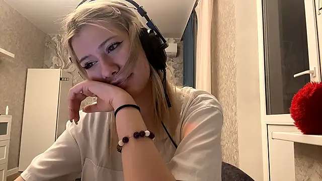 LadyFoxLove's cam snapshot