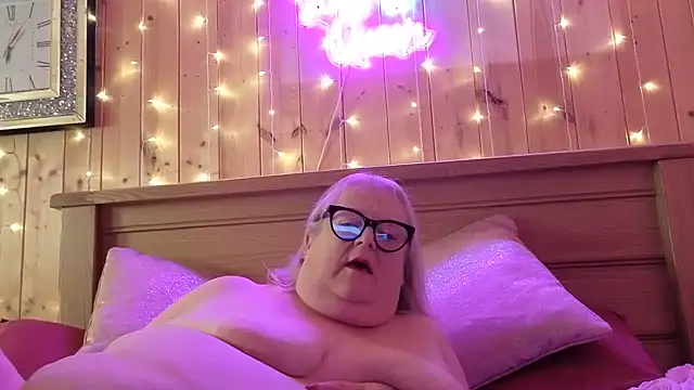 Curvy-Irish-CrystalX's cam snapshot