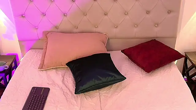 MiccaMadison live sex cam