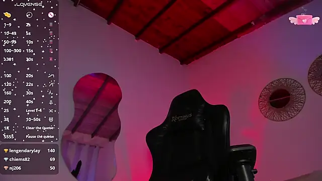 laura-hills18 live sex cam