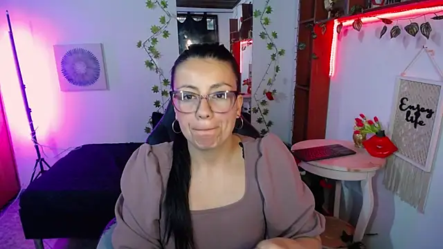 QueenRose94's cam snapshot