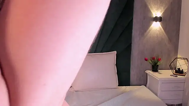 EmiliClarke's cam snapshot