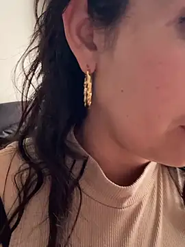 Alysson-- live sex cam