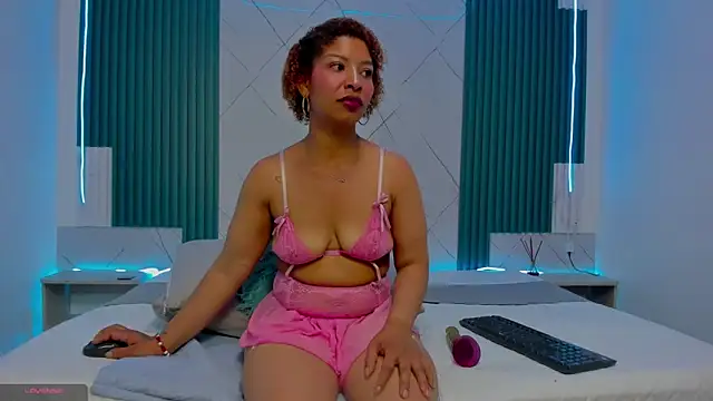 Shantall-blue's cam snapshot