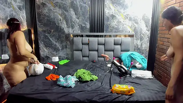 Couple_Gold69's cam snapshot