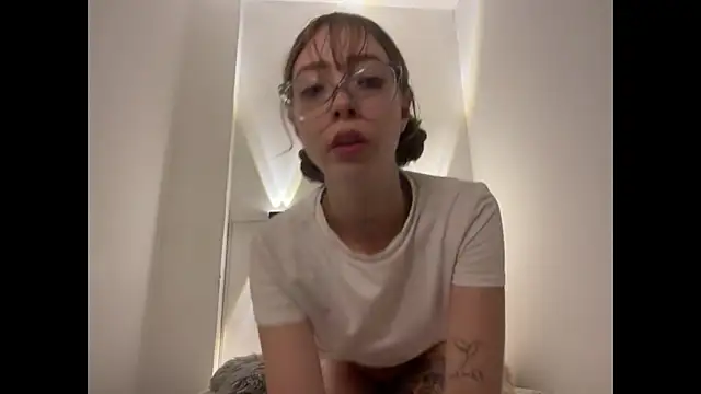 IsHollybennett's cam snapshot