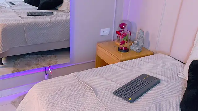 OlayaCooper live sex cam