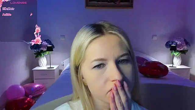 Julie_Blaze's cam snapshot